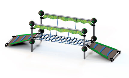 Gangbro med net, designet til at udfordre børns balance og motorik med et farverigt og sikkert design.